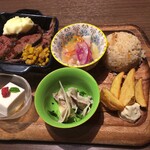 Mano Kitchen Cafe <Meat Station> - タルタルソースに埋もれてなかった