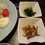 赤坂 三河家 - ランチ：大判 カキフライ定食（青菜とわかめのお浸し、ぜんまいの煮付け）