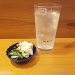 甲州屋酒場 - お通しとレモンサワー