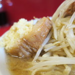 ラーメン二郎 - 豚の厚み