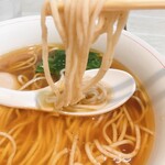 本枯中華そば 魚雷 - 粒のある麺です