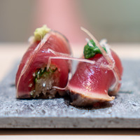 上野 榮 - 鰹のたたきの漬け ツマと胡瓜巻き、 山葵、 葱生姜、 茗荷