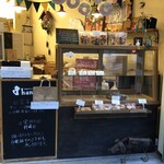 DONUT＆BAKEDSWEETS　hanauta - 可愛い店内＾＾