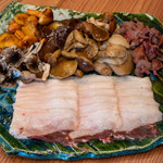 柚木元 - 2019.10 熊茸鍋（ツキノワグマのロース肉、ヌメリスギタケモドキ、シモフリシメジ、ハナイグチ、ヌメリイグチ、クリフウセンタケ、ムキタケ、イグチ）