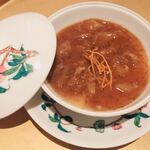 飄香 麻布十番本店 - フカヒレ入り茶碗蒸し　トリュフがけ : 大変
                                贅沢な茶碗蒸しです。