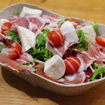 いぞら - サンダニエーレ生ハムと白糠酪恵舎のモッツァレラインサラータ