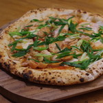 いぞら - 天草大王と九条ネギの照り焼きトマトソース、モッツァレラチーズのピッツァ