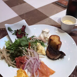 RISTORANTE OZIO - 朝食ビュッフェ３０２５円（総額）。フレンチトーストなど。ホイップクリームが、甘すぎ、重くなく、とても私好みの味わいです（╹◡╹）