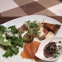 RISTORANTE OZIO - 朝食ビュッフェ３０２５円（総額）。マグロのグリルなど。レアな仕上がりのマグロで、とても美味しかったです（╹◡╹）。
                      小分けにされているのも、嬉しいですね(^｡^)
