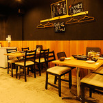 中も津屋 - 店内南側テーブル席