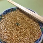 餃子会館 - 餃子のタレはゴマを大量に！