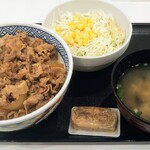 吉野家 - 牛丼並みとサラダ、味噌汁セットで540円税込。