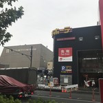 スターバックス リザーブ ロースタリー トウキョウ - ドンキホーテとの対比