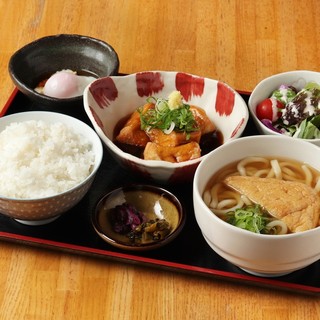 In addition to soba and udon, we also have rice bowls and set meals.