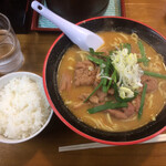 麺屋まる勝かっちゃんラーメン - もつラーメン  ライスセット 930円