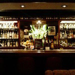 アスコット - アスコットのカウンター。バックバーはカサブランカをはさんで両脇に。