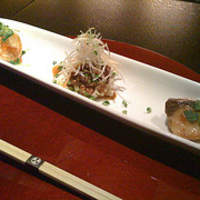 鉄板焼 天 六本木 - 前菜。帆立とユッケと鰆。
