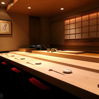 大将の無駄のない所作を間近でご覧いただけるお席です。