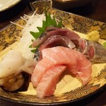 金町製麺 - 刺身盛り合わせ（鯵、イワシ、タコの炙り、大トロ）