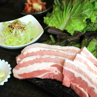 First, try the "samgyeopsal," which tastes the sweetness of Yamagata pork.