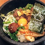 にんにく屋 五右衛門 - 石焼ステーキビビンバ ！食欲そそるカラフルビビンバ！にんにくロゴ入り海苔。