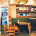 にんにく屋 五右衛門 - ランチタイムは過ぎてますがデパート内で通し営業なので客の出入りは結構あります。