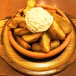 にんにく屋 五右衛門 - プライドポテト！ホクホクいもの上に乗ってるのはガーリックホイップバター！ニンニクは欠かさない！