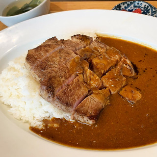 【豬肉咖喱】 低溫烹調制作的柔軟豬肉×香辛料
