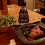 新和食　まるやす - まぐろ納豆３００円と日本酒（みやさか　うまくち純米）５８０円