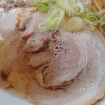 青竹手打ラーメン 日向屋 - 薄いので、スープの熱で脂が溶け出し、口どけホロホロなチャーシューにメロメロです♪「絶対にチャーシューは足した方が良い」と言われていたマイレビさんに超絶感謝です( ﾉ;_ _)ﾉ