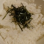 てんぺい - 丼の白飯です。刻み海苔は細いタイプですな。かなり細かいです。