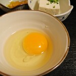 てんぺい - 丼に入ってる白飯の上にお刺身の漬けを載せて、最後にこの溶き玉子をかけ回すのだ。「刺身と生玉子、なんて邪道何だろう。」と蔑(さげす)んでおりましたが、何とも美味なんでございます。