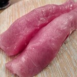 廻鮮寿司 塩釜港 - 三陸塩釜ひがしもの 極上バチ鮪トロ700円(外税)
      見た目もさることながら、上品な脂の旨味が口のなかでとろけ拡がる｡:+((*´艸`))+:。
      今までに食べた鮪の中で偽りなく最上級でした↑↑