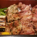 たまや - 焼鳥重近影
      つくねも美味しかったけど2種類のお肉がはごたえあって美味しかったなぁ❤️