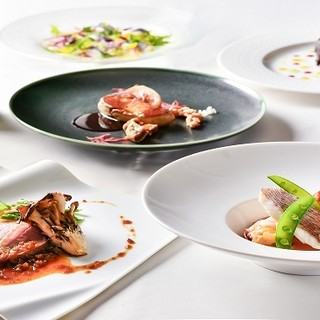 仕入れに合わせシェフがメニューを組み立てるディナーコースです