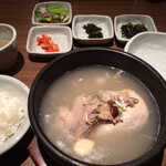 Nikkori Makkori - 「半参鶏湯」の味は濃いめ。
                        で、更に塩胡椒付き！