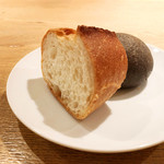 ラ・メール・ギキ - フランスパンと自家製いか墨パン300円(2019.10月下旬)