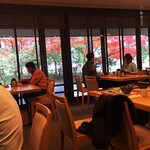 三輪山本 お食事処 - あぁ…紅葉が…もっと窓際にするべきだった。
            唯一のチョイスミスでした。