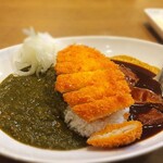 若草カレー本舗 - 左 : 若草     右 : マトン  のあいがけ
            マトンは結構辛口ですよ