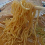 宇宙軒 - 西山製麺の中太縮れ麺