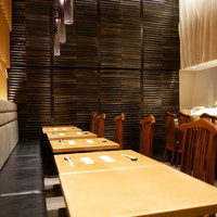 SUSHI TOKYO TEN、 新宿店 - 綺麗な店内