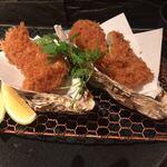 とんかつ マンジェ - 仙鳳趾産の牡蠣フライ二個。