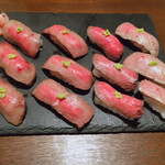 肉系居酒屋 肉十八番屋 - 炙り寿司 4種盛り 1000円
      トモサンカク、ミスジ、ウデ、カルビ