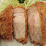 とんかつ燕楽 - 肉厚、ジューシー♪衣は肉と見事に密着。 