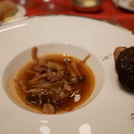 ホテルオークラレストラン新宿 ワイン＆ダイニング デューク - 茸の赤ワインスープ　グリルしたサルシッチャを添えて
