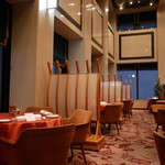 ホテルオークラレストラン新宿 ワイン＆ダイニング デューク - 天井の高い店内