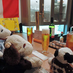 まずは3人で乾杯～！ボキはビール、ぬぬちゃんとちびつぬは
          ウーロン茶だよ。最近はぬぬちゃんもパンダのシャンシャンの
          ファンになってて、シャンシャン話で盛り上がるボキら。