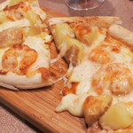 注文したのはボキらがいつもビストロDで食べてるおすすめの
          ものだよ。まずはピザ。キノコが苦手なぬぬちゃんに
          マスターがポテトとエビのピザを作ってくれました。めちゃうま～