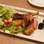 bistro D - ラム肉のロースト。これ、ボキのお気に入りなんだよね～
      仔羊のお肉は臭みがなくてやわらかくて美味しいです。
      枝付きレーズンが付いてるのも嬉しいな。