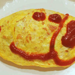 bistro D - じゃじゃ～ん！スヌーピー仕様のオムライス。
      マスターは時々こうやってオムライスにお絵かきしてくれるよ。
      なんかちょっと違うかもだけど、お心遣いに感謝です。
      お味の方ももちろん美味しかったです。